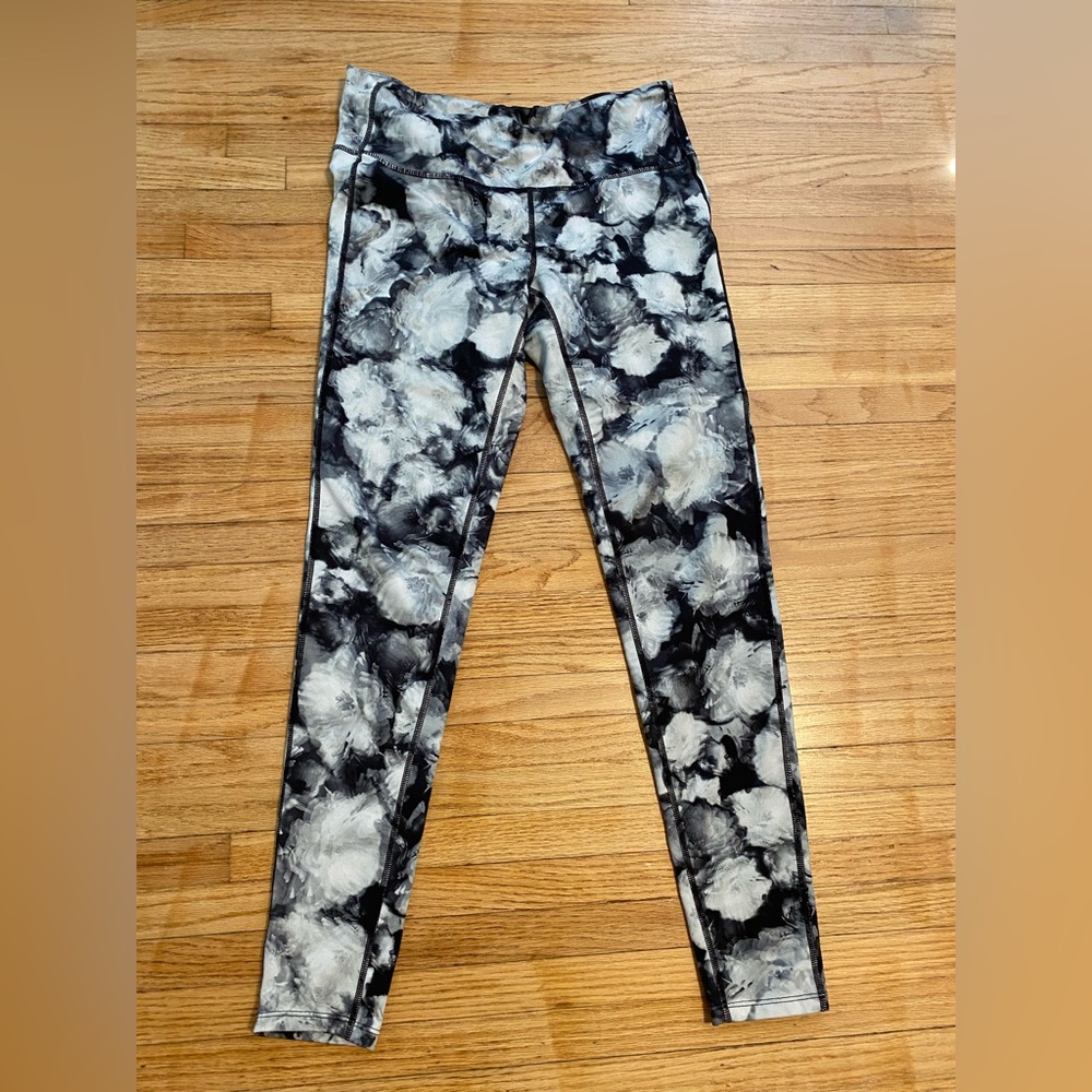 Women's Athleta Black White Floral leggings Size M Medium